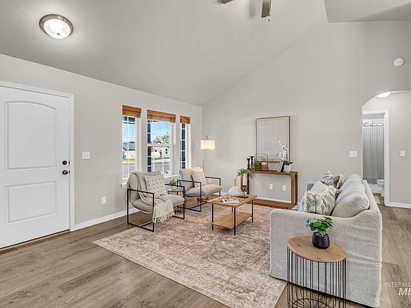 3rd image of 672 Heidi Ave