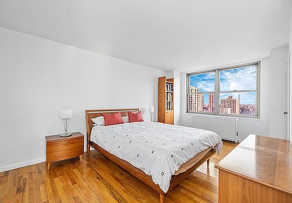 4th image of 301 E 79th St APT 29J