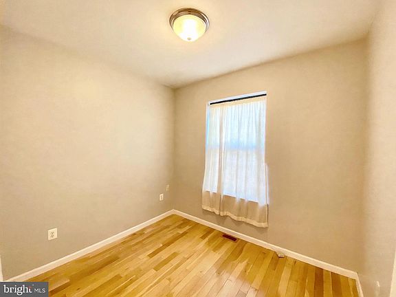 4th image of 1702 Lincoln Rd NE Unit 2