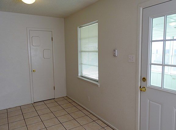 3rd image of 1832 E 49th St