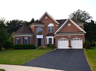 447 Lake Run Ct, North Aurora, IL 60542