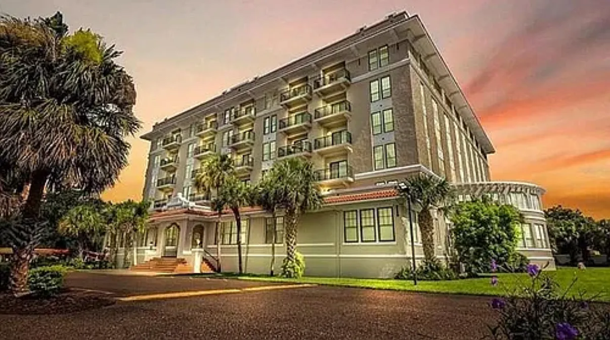 1 bed, 1.5 bath, 807 sqft, $1,550 — Photo 1