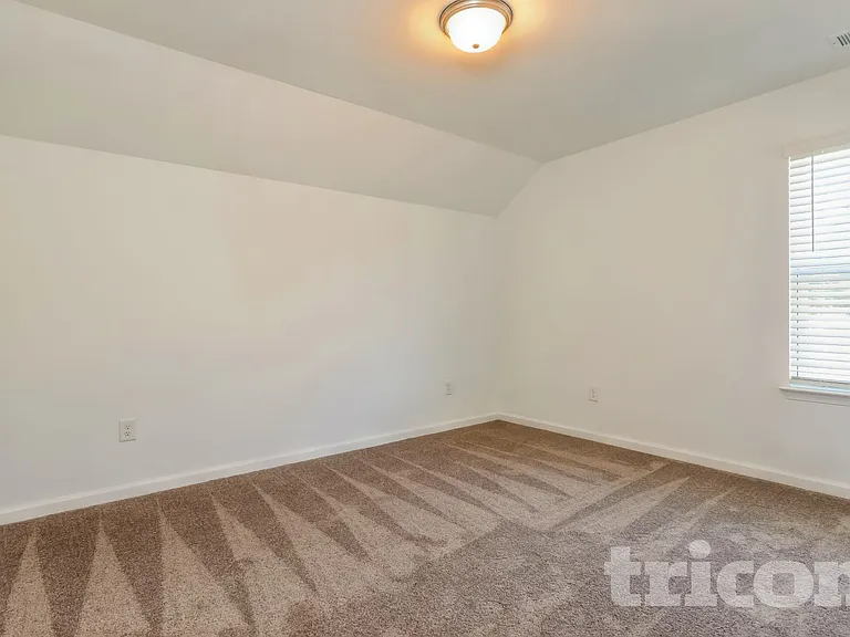 180 Everett Sq — Photo 10