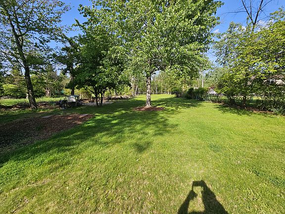3rd image of 16 Henderson Rd