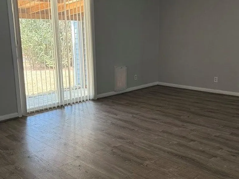 1690 Longview Way NW — Photo 3