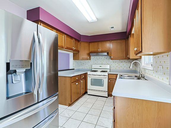 5th image of 1049 Shannock Ln