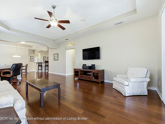 4th image of 790 NW Red Pine Way #1