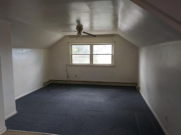 5th image of 256 Hastings Ave