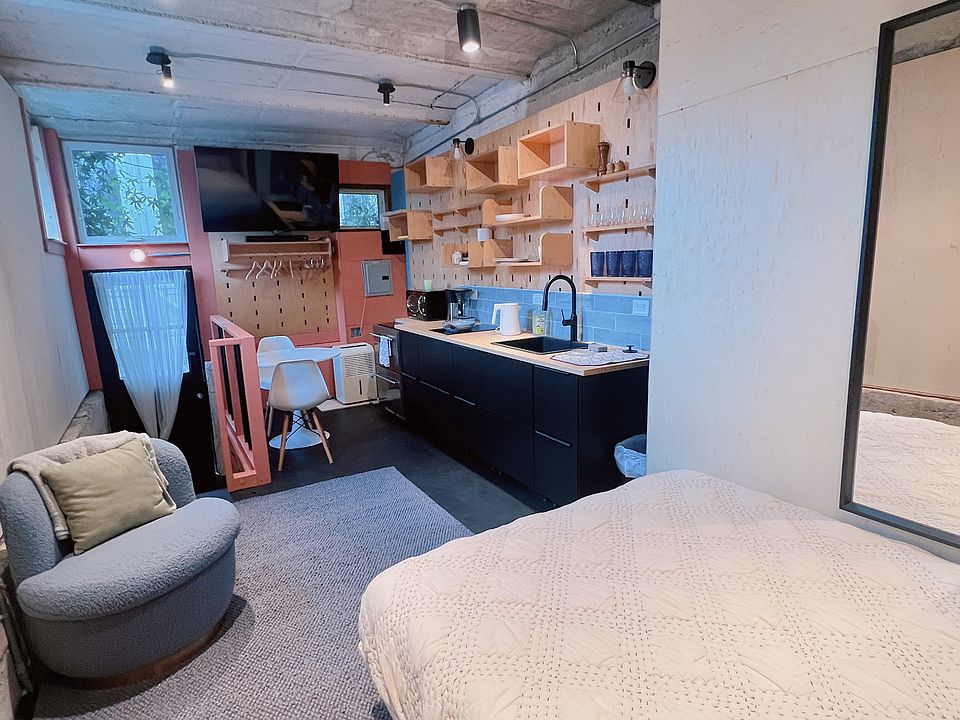sitting area, TV, queen bed.