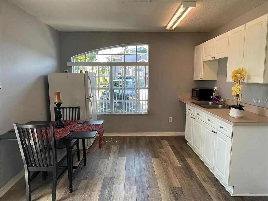 1 bed, 1.0 bath, 348 sqft, $950 — Photo 2