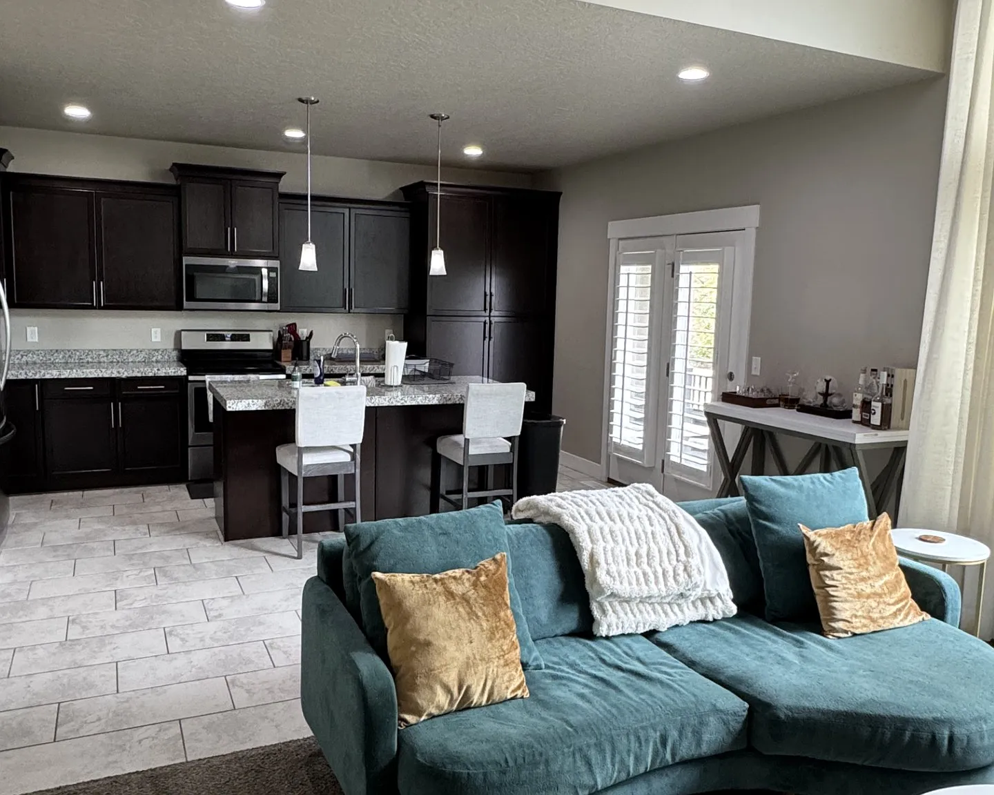 3 bed, 3.5 bath, 2300 sqft, $3,000 — Photo 2