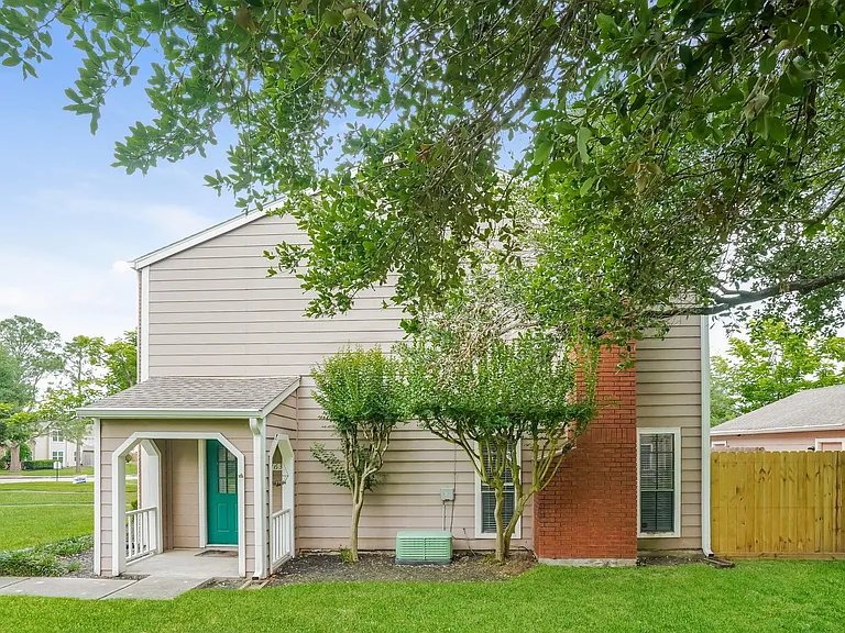 17263 Saturn Ln — Photo 1