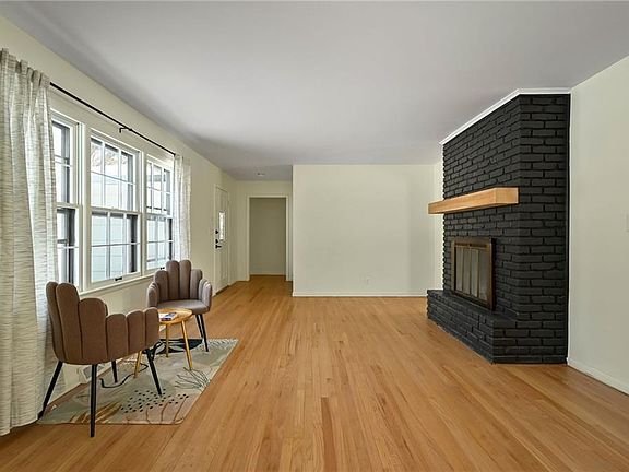 4th image of 905 E 117th St