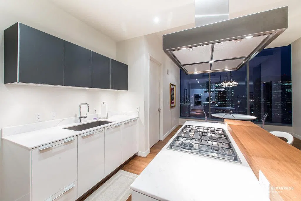 210 Lavaca St — Photo 3