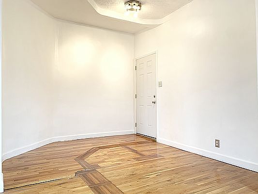 3rd image of 363 Cornelia St Unit 3R