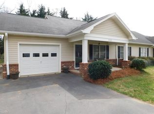 2123 Heatherstone Ln, Mount Airy, NC 27030
