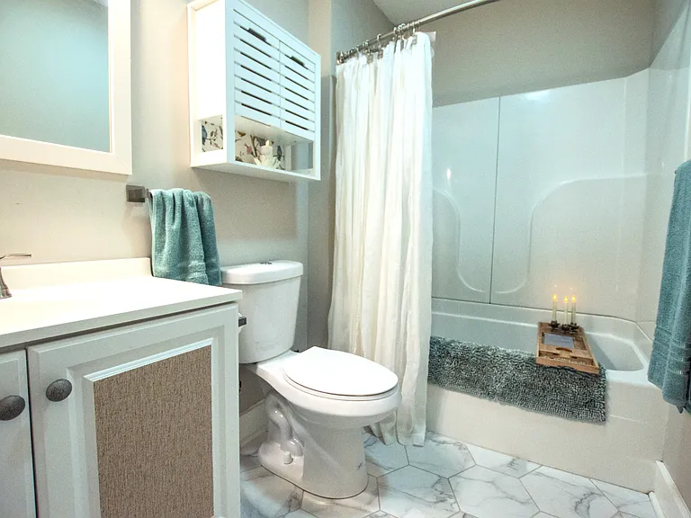Full second bathroom with tub/shower