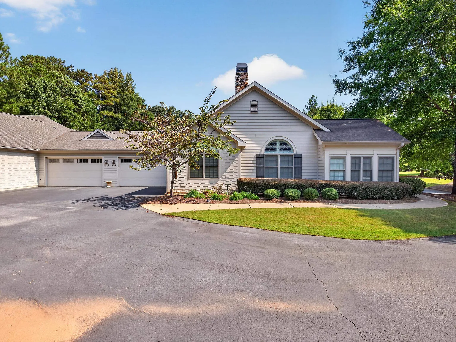 3 bed, 2.0 bath, 1892 sqft, $3,000 — Photo 2
