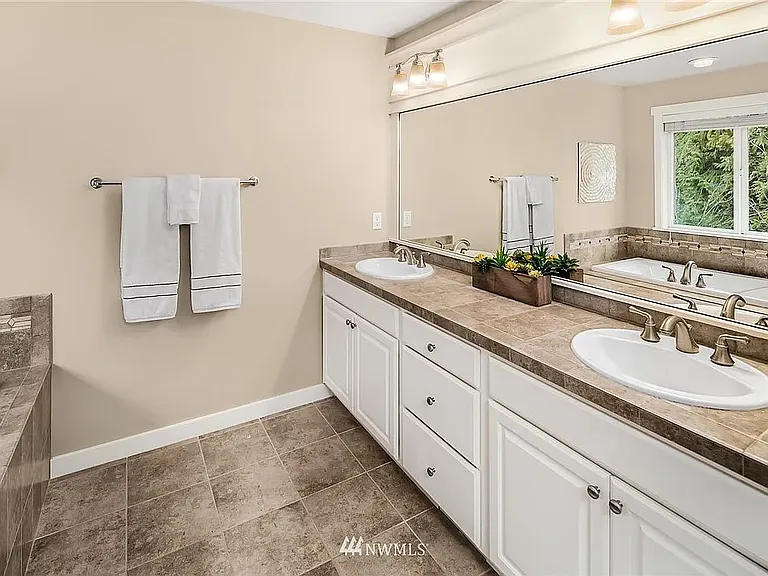 2377 23rd Ln NE — Photo 7