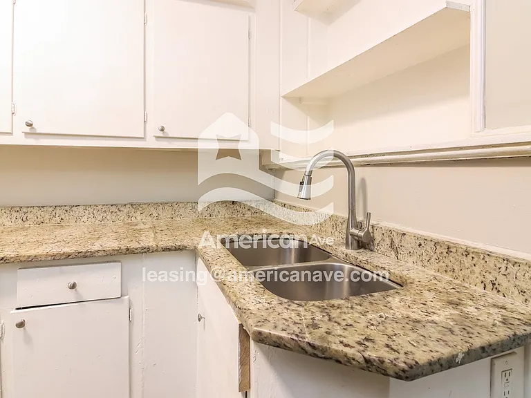 1251175_008_kitchen_8.jpg