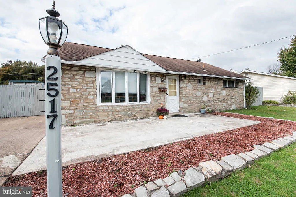 2517 Green Ave photo 1