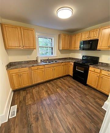 5th image of 135 Woodlawn Dr