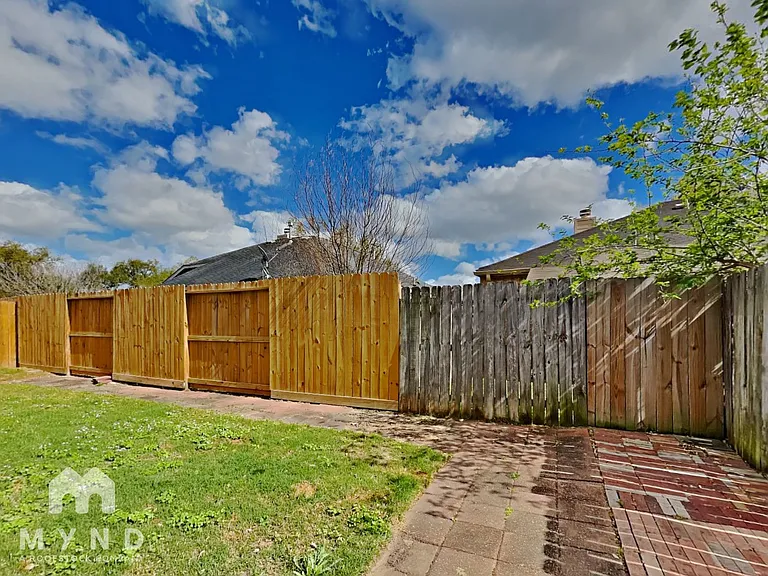 1815 Sherwood Forest Cir — Photo 26