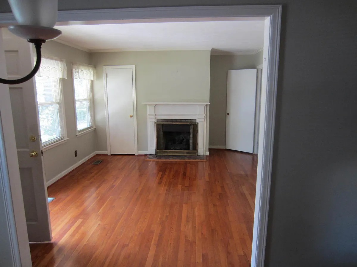 Building Photo - 706 Pineview Dr
