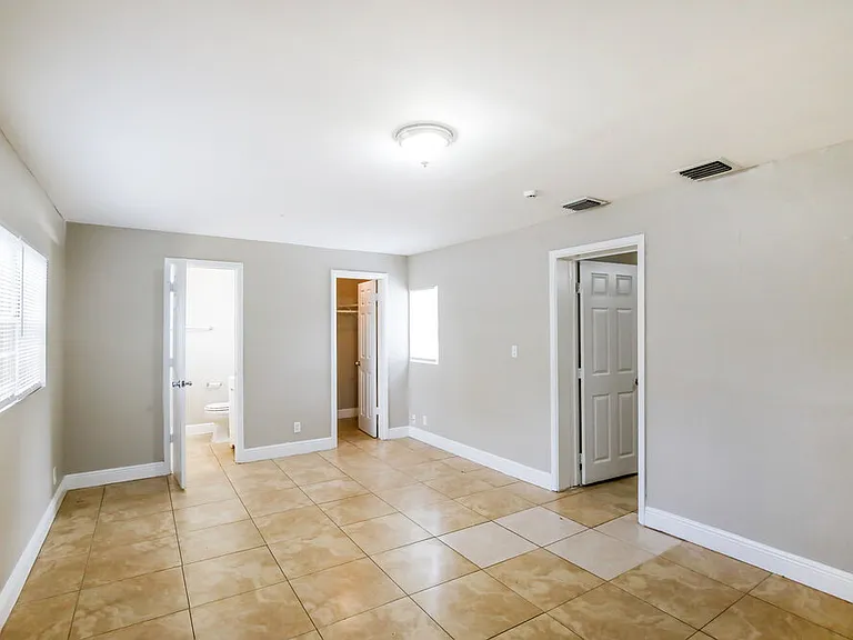 1608 NW 16th St — Photo 9