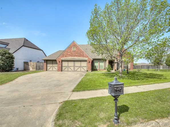 9302 N 98th Ct E, Owasso, OK 74055