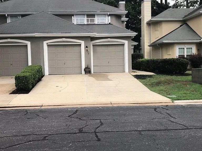820 E Willow Point Pl — Photo 1