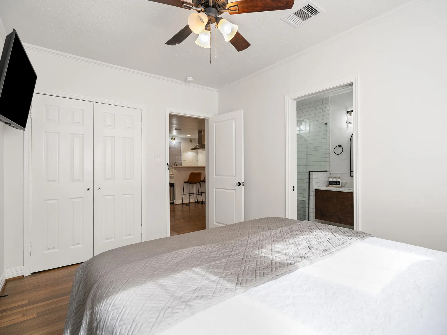 3 bed, 3.0 bath, 1600 sqft, $1,053 — Photo 2