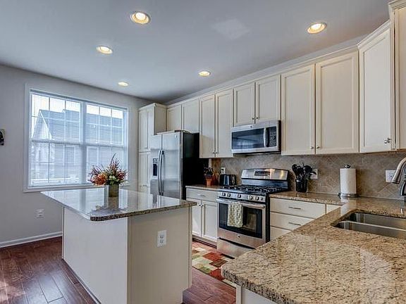 2nd image of 22613 Cambridgeport Sq