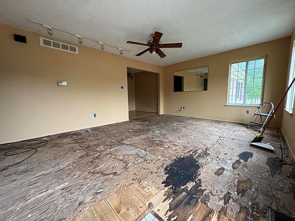 3rd image of 34756 Jefferson Ave