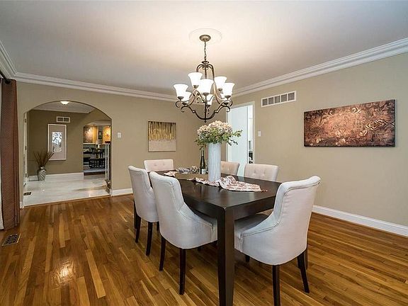3rd image of 217 Ladue Oaks Dr