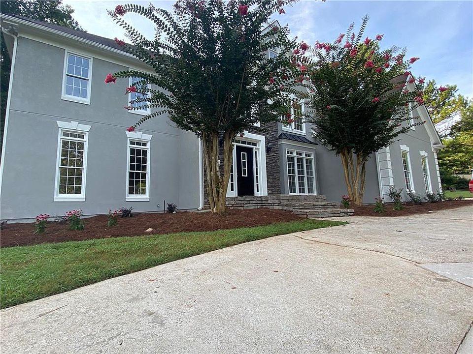 2nd image of 425 Emerald Lake Dr