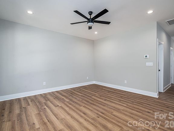 4th image of 211 Seigle St #37-38