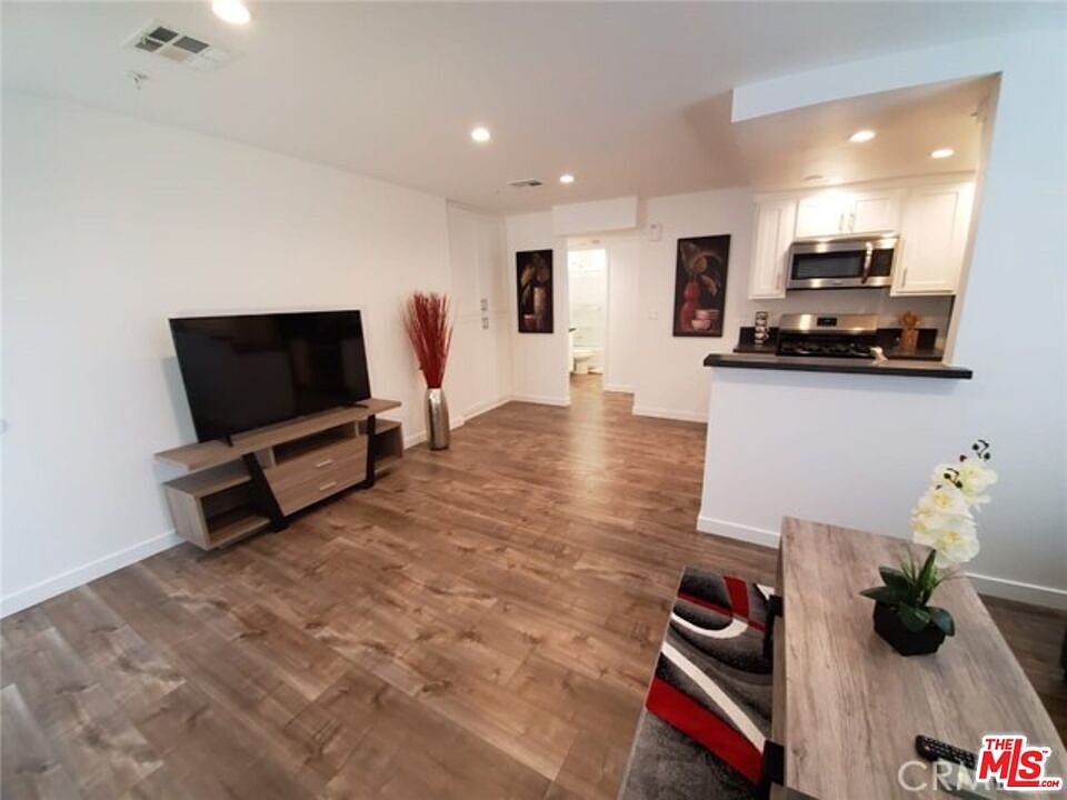 1st image of 601 N Normandie Ave