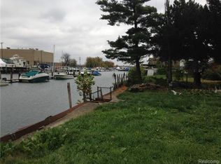 470 Parkview Dr, Detroit, MI 48214