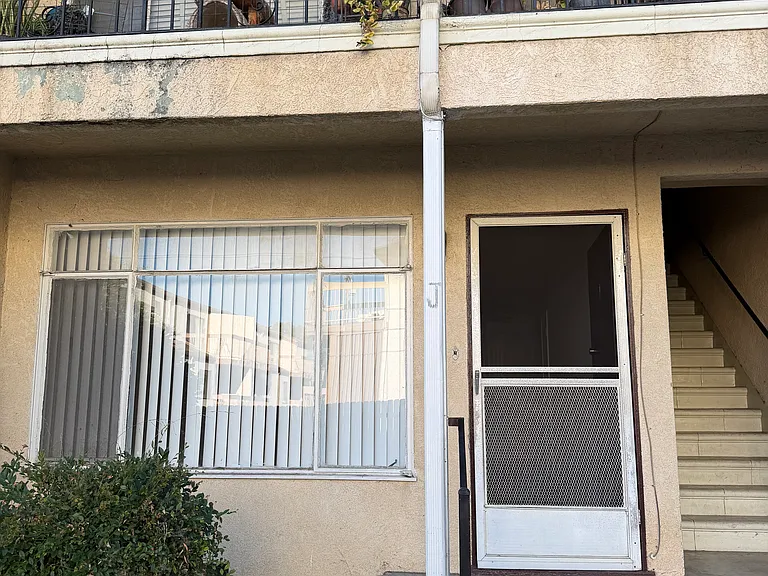 918 W Huntington Dr #J — Photo 1