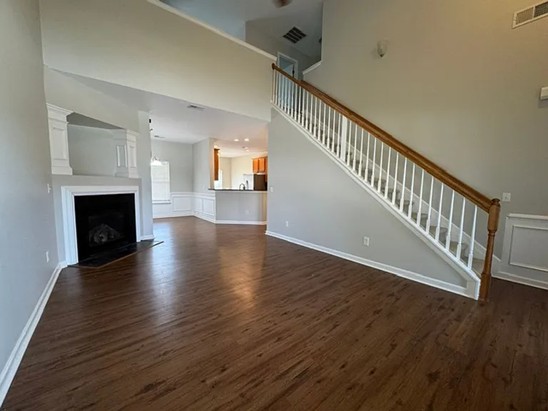 208 Riverdale Rd — Photo 3