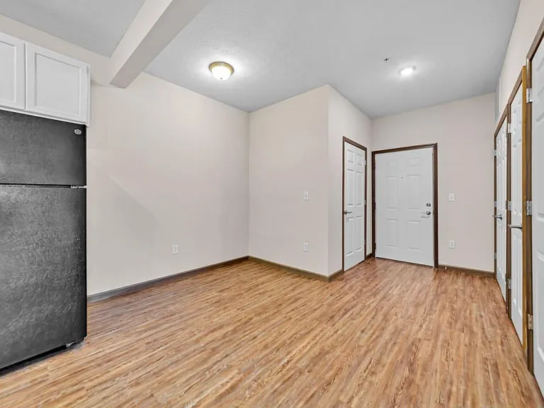 Hutchison Place Apartments — Photo 20