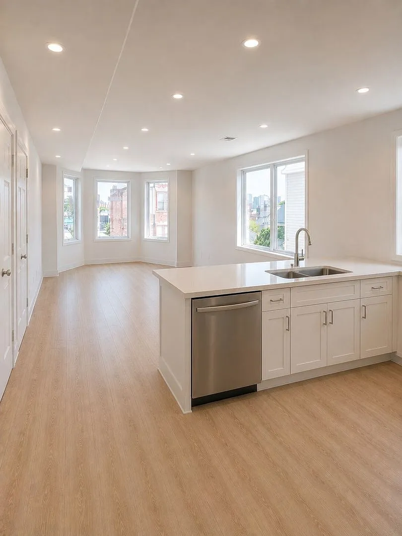 Awesome 3 bed 2 bath.... Don't miss out! — Photo 2