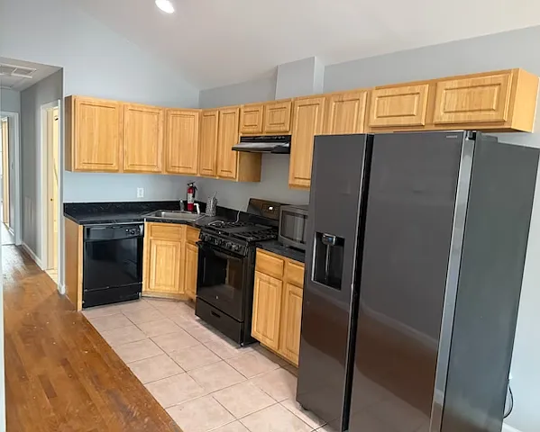 3 bed, 1200 sqft, $3,395 — Photo 2