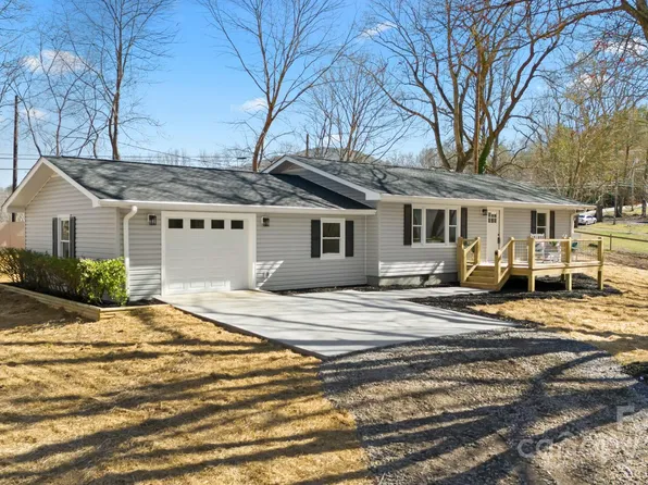 18 Hydrangea Dr, Leicester, NC 28748