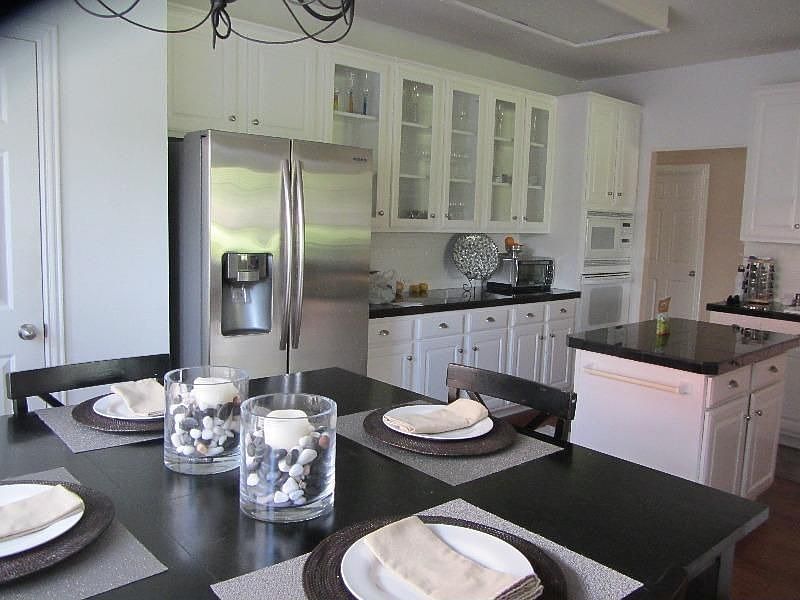 Breakfast nook facing kitchen
