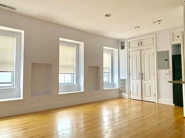 2nd image of 118 W Broadway APT 4