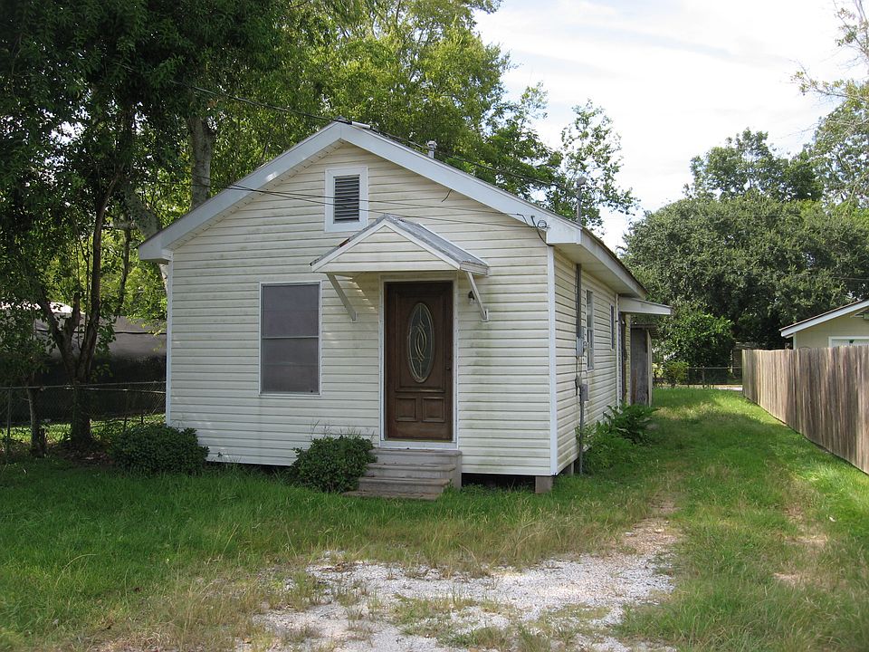 1st image of 102 Marie Louise St