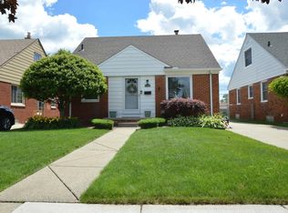 27182 Leroy St, Roseville, MI 48066
