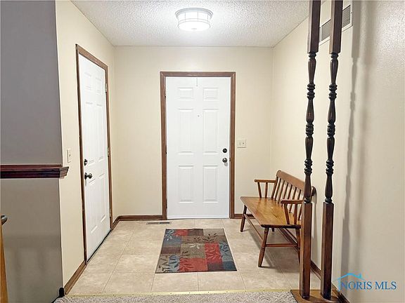 4th image of 895 Champagne Ave